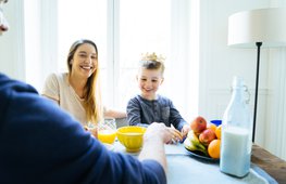 jongen_met_ouders_bij_ontbijt.jpg